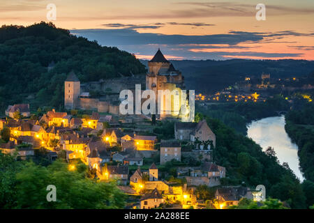 Château de Castelnaud Schloss und Dorf über Fluss Dordogne Tal bei Nacht, Castelnaud-la-Chapelle, Dordogne, Aquitaine, Frankreich Stockfoto