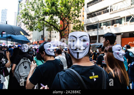 Hongkong, China. 01 Okt, 2019. Die Demonstranten tragen Guy Fawkes Masken hinter den Kopf während der Demonstration. In der 18. Woche der Unruhen, die demonstranten am Morgen von Chinas nationalen Tag, den der 70. Jahrestag der Volksrepublik China feiert in diesem Jahr marschierten. Die Demonstranten skandierten Parolen und fuhr fort zu Fragen für die fünf Forderungen erfüllt werden. Die Demonstranten zu Zusammenstößen zwischen Polizei und wurden mit Gas, Gummigeschossen und Wasserwerfern und schließlich viele wurden festgenommen. Credit: SOPA Images Limited/Alamy leben Nachrichten Stockfoto