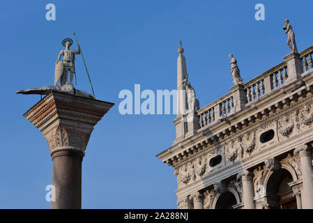 Granit Spalte in der Piazzetta di San Marco, die die Krieger - Saint Theodore, der Schirmherr war der Stadt vor dem Markusplatz, Venedig, Italien, Europa. Stockfoto