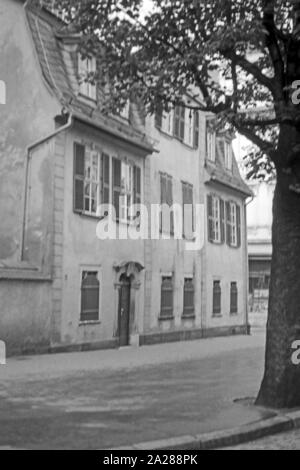 Wohnhaus von Friedrich von Schiller in der Schillerstraße in Weimar, Deutschland 1950. Haus, in dem Friedrich Schiller lebte von 1802 - 1805 an der Schillerstraße Straße in Weimar, Deutschland 1950. Stockfoto