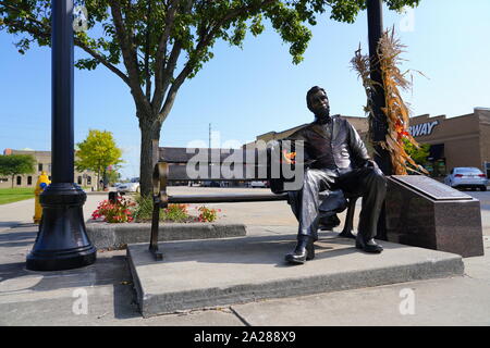 Messing Statue von Abraham Lincoln sitzt an der Ecke West Wisconsin Avenue vor dem PLEXUS Corporation globalen Hauptsitz in Neenah, Wisconsin Stockfoto