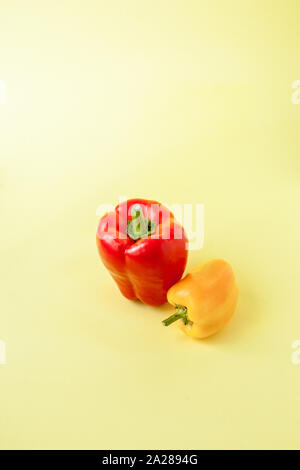 Ganz Gelb und Rot süße Paprika oder "Capsicum" auf gelben Hintergrund. Stockfoto
