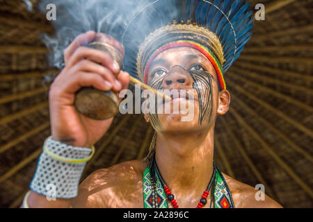 Indigene Brasilianischen raucht traditionellen Rohr am Dorf Stockfoto