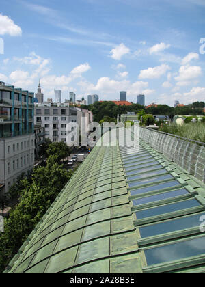 Blick auf die Stadt von der Bibliothek der Warschauer Universität Dach. Polen, Juni 2019 Stockfoto