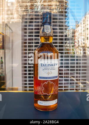 40 Jahre alte Talisker Single Malt Whisky, shop Fenster aufzurufen. Stockfoto