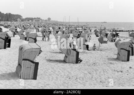 Strandkörbe im dem Strand an der Nordseeküste, Deutschland 1960er Jahre. Strandkörben an der Nordsee, Deutschland der 1960er Jahre. Stockfoto