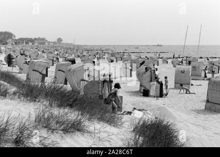 Strandkörbe im dem Strand an der Nordseeküste, Deutschland 1960er Jahre. Strandkörben an der Nordsee, Deutschland der 1960er Jahre. Stockfoto