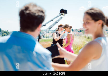Kameramann mit Kamera auf einem Kran auf Video Produktion eingestellt Stockfoto