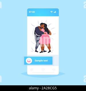 Fett fettleibig Paar tanzen zusammen Übergewicht afrikanische amerikanische Mann Frau umarmt Gewichtsverlust Adipositas Konzept der Bildschirm des Smartphones online mobile App flach Stock Vektor