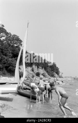 Sommerferien am Strand der Nordsee, Deutschland 1960er Jahre. Urlaub am Strand der Nordsee, Deutschland der 1960er Jahre. Stockfoto