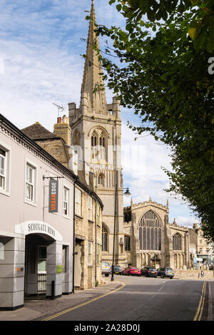 Blick entlang der Straße zu Allerheiligen Kirche. Scotgate, Stamford, Lincolnshire, England, Vereinigtes Königreich, Großbritannien Stockfoto