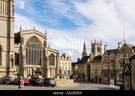 Alte Gebäude aus Kalkstein und alle Heiligen Kirche. Alle Heiligen Straße, Stamford, Lincolnshire, England, Vereinigtes Königreich, Großbritannien Stockfoto