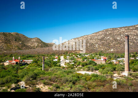 Schornsteine (Runde eins von Gustav Eiffel entworfen wurde) und die Jungfrau von Guadalupe Kirche, El Triunfo, Baja California Sur, Mexiko Stockfoto