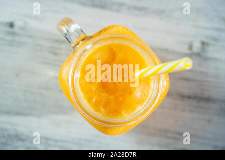 Frische organische gelb Smoothie in Glas mug auf weißem Holz- Tabelle, aus der Nähe. Erfrischende Sommer Obst trinken. Das Konzept der gesunden Ernährung. Meer buckthor Stockfoto