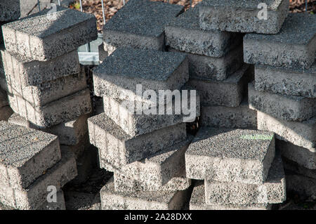 Stapel von Backstein geformte Grauzement Steine für bürgersteig an der Straße Baustelle Stockfoto