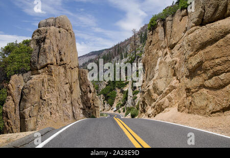 Kalifornien einen malerischen Berg Straße: eine zweispurige Landstraße führt durch einen Schnitt zwischen großen Felsen, überquert die Berge der Sierra Nevada. Stockfoto