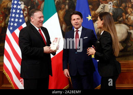 Roma, Italia. 01 Okt, 2019. Während das Foto Familie US-Staatssekretär Mike Pompeo ein Paket von Parmesan von einem Journalisten der TV-Show "Le Iene", Alice Martinelli, gegen Zölle auf europäische Waren zu protestieren, während der italienische Premier steht neben ihm. Rom, 1. Oktober 2019. Palazzo Chigi. Die US-Außenministerin besucht den italienischen Premier. Foto Samantha Zucchi Insidefoto Credit: insidefoto Srl/Alamy leben Nachrichten Stockfoto