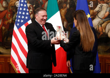 Roma, Italia. 01 Okt, 2019. Während das Foto Familie US-Staatssekretär Mike Pompeo ein Paket von Parmesan von einem Journalisten der TV-Show "Le Iene", Alice Martinelli, gegen Zölle auf europäische Waren zu protestieren, während der italienische Premier steht neben ihm. Rom, 1. Oktober 2019. Palazzo Chigi. Die US-Außenministerin besucht den italienischen Premier. Foto Samantha Zucchi Insidefoto Credit: insidefoto Srl/Alamy leben Nachrichten Stockfoto