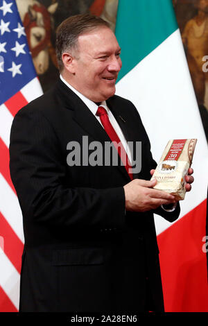 Roma, Italia. 01 Okt, 2019. Während das Foto Familie US-Staatssekretär Mike Pompeo ein Paket von Parmesan von einem Journalisten der TV-Show "Le Iene" gegen die Zölle auf europäische Waren zu protestieren, während der italienische Premier neben ihm Rom, 1. Oktober 2019 steht. Palazzo Chigi. Die US-Außenministerin besucht den italienischen Premier. Foto Samantha Zucchi Insidefoto Credit: insidefoto Srl/Alamy leben Nachrichten Stockfoto