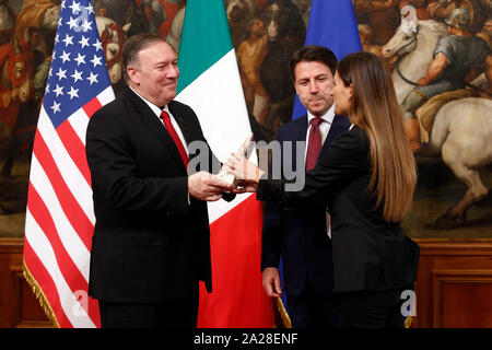 Roma, Italia. 01 Okt, 2019. Während das Foto Familie US-Staatssekretär Mike Pompeo ein Paket von Parmesan von einem Journalisten der TV-Show "Le Iene", Alice Martinelli, gegen Zölle auf europäische Waren zu protestieren, während der italienische Premier steht neben ihm. Rom, 1. Oktober 2019. Palazzo Chigi. Die US-Außenministerin besucht den italienischen Premier. Foto Samantha Zucchi Insidefoto Credit: insidefoto Srl/Alamy leben Nachrichten Stockfoto