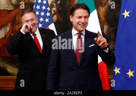 Roma, Italia. 01 Okt, 2019. Während das Foto Familie US-Staatssekretär Mike Pompeo ein Paket von Parmesan von einem Journalisten der TV-Show "Le Iene" gegen die Zölle auf europäische Waren zu protestieren, während der italienische Premier steht neben ihm. Im Bild der italienische Premier spricht empört auf die Journalistin Rom, 1. Oktober 2019. Palazzo Chigi. Die US-Außenministerin besucht den italienischen Premier. Foto Samantha Zucchi Insidefoto Credit: insidefoto Srl/Alamy leben Nachrichten Stockfoto