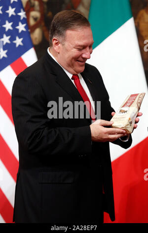 Roma, Italia. 01 Okt, 2019. Während das Foto Familie US-Staatssekretär Mike Pompeo ein Paket von Parmesan von einem Journalisten der TV-Show "Le Iene" gegen die Zölle auf europäische Waren zu protestieren, während der italienische Premier neben ihm Rom, 1. Oktober 2019 steht. Palazzo Chigi. Die US-Außenministerin besucht den italienischen Premier. Foto Samantha Zucchi Insidefoto Credit: insidefoto Srl/Alamy leben Nachrichten Stockfoto