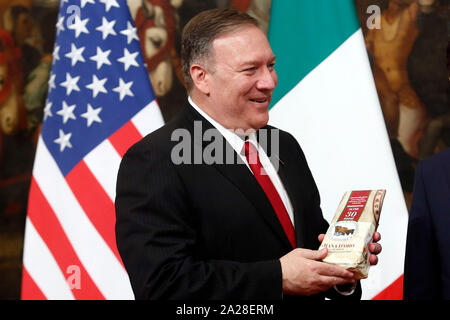 Roma, Italia. 01 Okt, 2019. Während das Foto Familie US-Staatssekretär Mike Pompeo ein Paket von Parmesan von einem Journalisten der TV-Show "Le Iene" gegen die Zölle auf europäische Waren zu protestieren, während der italienische Premier neben ihm Rom, 1. Oktober 2019 steht. Palazzo Chigi. Die US-Außenministerin besucht den italienischen Premier. Foto Samantha Zucchi Insidefoto Credit: insidefoto Srl/Alamy leben Nachrichten Stockfoto