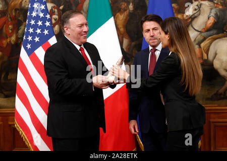 Roma, Italia. 01 Okt, 2019. Während das Foto Familie US-Staatssekretär Mike Pompeo ein Paket von Parmesan von einem Journalisten der TV-Show "Le Iene", Alice Martinelli, gegen Zölle auf europäische Waren zu protestieren, während der italienische Premier steht neben ihm. Rom, 1. Oktober 2019. Palazzo Chigi. Die US-Außenministerin besucht den italienischen Premier. Foto Samantha Zucchi Insidefoto Credit: insidefoto Srl/Alamy leben Nachrichten Stockfoto