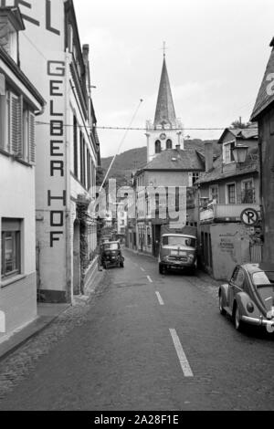 Hotel Gelber Hof" mit der evangelischen Kirche St. Petrus in der Blücherstrasse in Bacharach, Deutschland 1968. Hotel Gelber Hof" und die Evangelische Kirche St. Peter auf Bluecherstrasse Straße in Bacharach, Deutschland 1968 Stockfoto