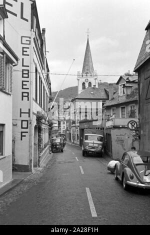 Hotel Gelber Hof" mit der evangelischen Kirche St. Petrus in der Blücherstrasse in Bacharach, Deutschland 1968. Hotel Gelber Hof" und die Evangelische Kirche St. Peter auf Bluecherstrasse Straße in Bacharach, Deutschland 1968 Stockfoto