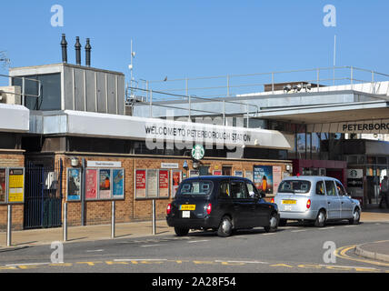 Annäherung an den Bahnhof und wartenden Taxis, Peterborough, Cambridgeshire, England, Großbritannien Stockfoto