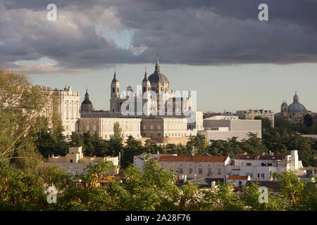 Der Königliche Palast von Madrid und Dom bei Sonnenuntergang Stockfoto