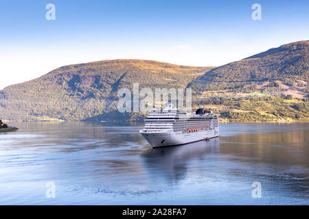 Kreuzfahrtschiff MSC Orchestra auf Anker in Olden, Norwegen Stockfoto