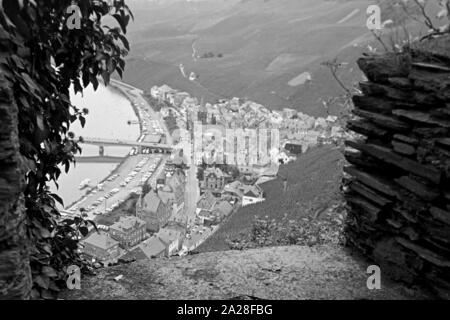 Blick in die Stadt Bernkastel Kues an der Mosel, Deutschland 1968. Blick auf die Stadt Bernkastel Kues an der Mosel, Deutschland 1968. Stockfoto