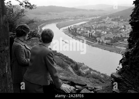 Blick in die Stadt Bernkastel Kues an der Mosel, Deutschland 1968. Blick auf die Stadt Bernkastel Kues an der Mosel, Deutschland 1968. Stockfoto