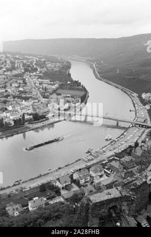 Blick in die Stadt Bernkastel Kues an der Mosel, Deutschland 1968. Blick auf die Stadt Bernkastel Kues an der Mosel, Deutschland 1968. Stockfoto