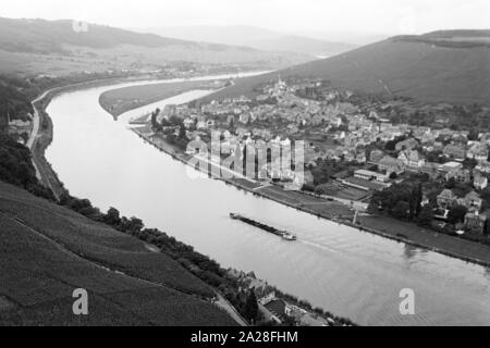 Blick in die Stadt Bernkastel Kues an der Mosel, Deutschland 1968. Blick auf die Stadt Bernkastel Kues an der Mosel, Deutschland 1968. Stockfoto