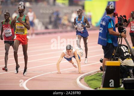 Doha, Katar. 30 Sep, 2019. Jakob INGEBRIGTSEN (NOR/Platz 5) eilt zu dem Ziel, Ziel, Aktion, Herbst, von links nach rechts Jakob Krop (KEN/6. Platz), Telahun Haile Bekele (ETH/Platz 4), unabhängige Final 5000m der Männer, am 30.09.2019 Leichtathletik WM 2019 in Doha/Katar, vom 27.09. - 10.10.2019. | Verwendung der weltweiten Kredit: dpa/Alamy Leben Nachrichten Quelle: dpa Picture alliance/Alamy leben Nachrichten Stockfoto