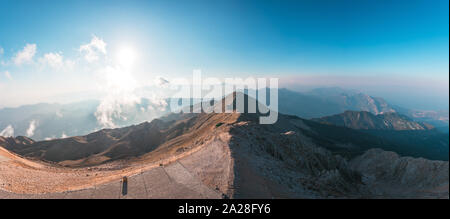 Panoramablick auf die Taurus Berge bei Sonnenuntergang von oben Tahtali Berg in der Nähe von Kemer, Antalya, Türkei Stockfoto