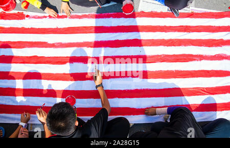 Malaysische Schüler nehmen Teil an Merdeka Zeichnung und Färbung Aktivitäten als eine Feier von Hari Merdeka, Tag der Unabhängigkeit von Malaysia. Stockfoto