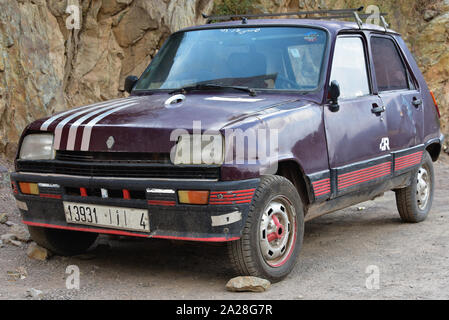 Alten Renault 5 auf einer Straße in der Altstadt von Imlil, Hohen Atlas, Marokko, Nordafrika geparkt. Stockfoto