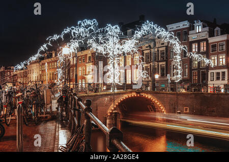 Amsterdam, Niederlande, 14. Januar 2019: Licht Festival Amsterdam, riesige Spinne des weißen Lichts über eine Brücke auf die Herengracht in der Altstadt o Stockfoto