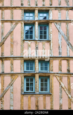 Windows eines historischen Fachwerkhaus in Troyes, Frankreich Stockfoto