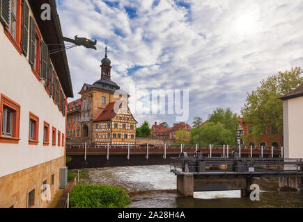 Bamberg Stadtbild mit der mittelalterlichen Altes Rathaus (Altes Rathaus) und Steinbrücke über die Regnitz, Bayern, Deutschland, Europa. Bamberg ist eine o Stockfoto