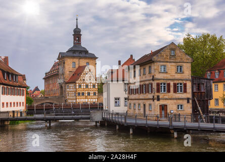 Bamberg Stadtbild mit der mittelalterlichen Altes Rathaus (Altes Rathaus) und Steinbrücke über die Regnitz, Bayern, Deutschland, Europa. Bamberg ist eine o Stockfoto