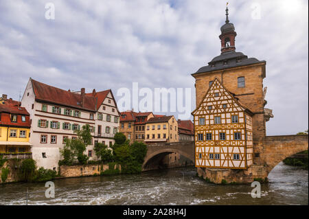 Bamberg Stadtbild mit der mittelalterlichen Altes Rathaus (Altes Rathaus) und Steinbrücke über die Regnitz, Bayern, Deutschland, Europa. Bamberg ist eine o Stockfoto