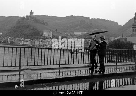 Blick auf die Reichsburg Cochem an der Mosel, Deutschland 1968. Blick auf die Reichsburg in Cochem auf Mosel, Deutschland 1968. Stockfoto