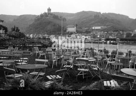 Blick auf die Reichsburg Cochem an der Mosel, Deutschland 1968. Blick auf die Reichsburg in Cochem auf Mosel, Deutschland 1968. Stockfoto