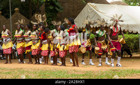 KAMPALA, UGANDA - Oktober 03., 2012. Traditionelle Tanzgruppe führt außerhalb des Kampala Nationaltheater in Kampala, Uganda auf Oktober 03,2012. Stockfoto