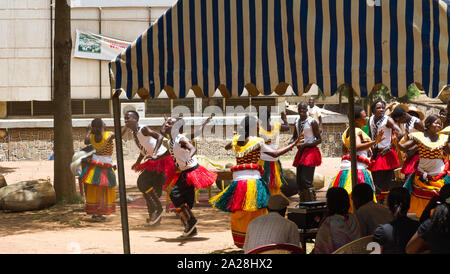 KAMPALA, UGANDA - Oktober 03., 2012. Tänzer außerhalb der Kampala Nationaltheater in Kampala, Uganda auf Oktober 03,2012. Stockfoto